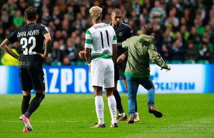 Fanúšik Celticu vbehol na ihrisko. Chcel si kopnúť do Mbappého
